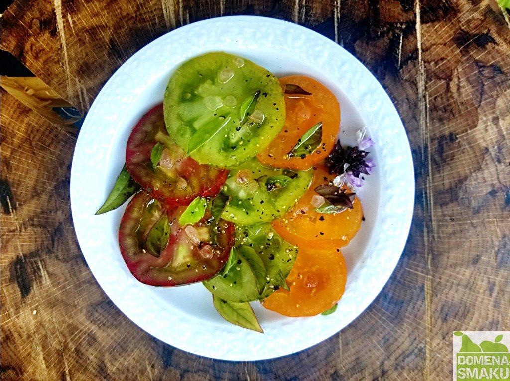 Salatka pomidorowa z czarna sola